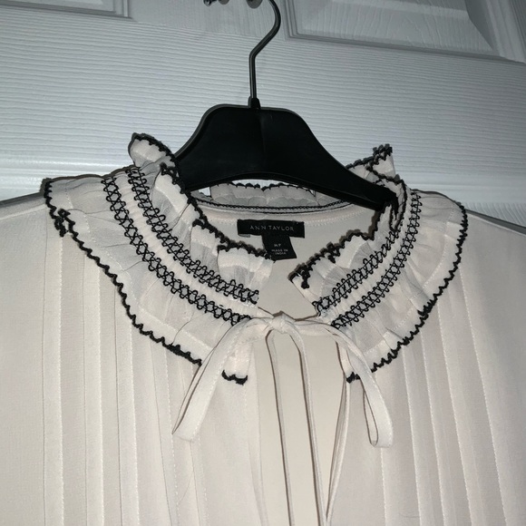 Mixed media ruffle neck pleated yoke top - Picture 4 of 9